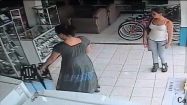 video: se lleva pantalla de television de una forma poco imaginada