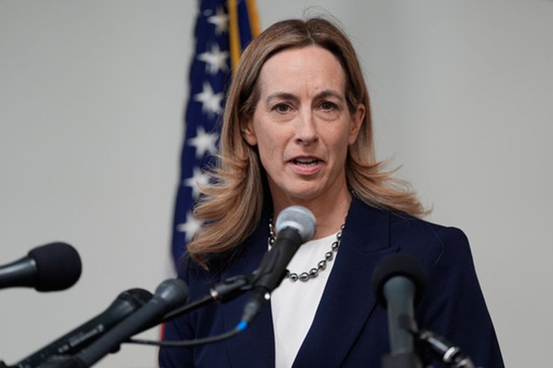 ARCHIVO - La gobernadora electa de Nueva Jersey, Mikie Sherrill, habla con periodistas durante una conferencia de prensa en Trenton, Nueva Jersey, el 5 de noviembre de 2025. (AP foto/Seth Wenig, Archivo)