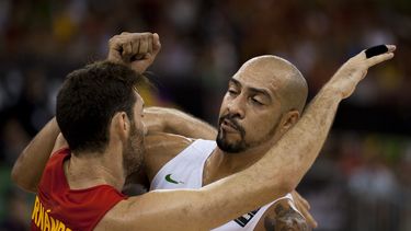 americateve | El brasile&ntilde;o Marcus Vieira, derecha, disputa una posici&oacute;n en la cancha con el espa&ntilde;ol Rudy Fern&aacute;ndez en el partido por la Copa Mundial de b&aacute;squetbol en Granada, Espa&ntilde;a, el lunes 1 de septiembre de 2014. (AP Foto/D