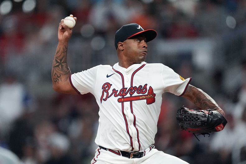 El relevista cubano de los Bravos de Atlanta, Raisel Iglesias (26) trabaja en la novena entrada del juego de béisbol ante los Tigres de Detroit, el martes 18 de junio de 2024, en Atlanta. (AP Foto/John Bazemore)