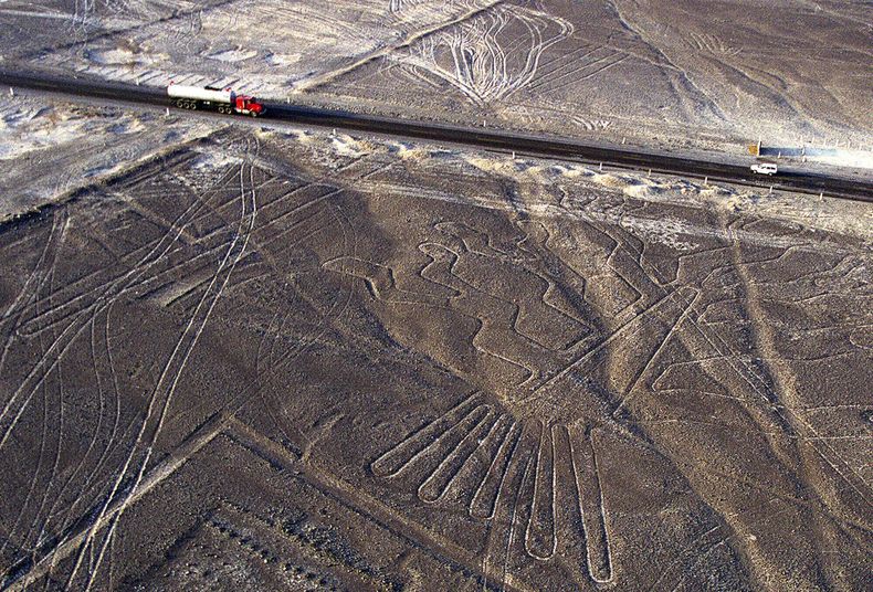 ARCHIVO - La Ruta Panamericana atraviesa las figuras y formas geométricas de las Líneas de Nazca en el sur de Perú el 6 de junio de 2001. (AP Foto/John Moore. Archivo)