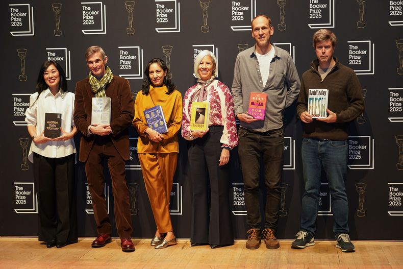 Los 6 autores finalistas posan para las fotografías durante una sesión fotográfica del Premio Booker, en Londres, el domingo 9 de noviembre de 2025. (Foto AP/Alberto Pezzali)