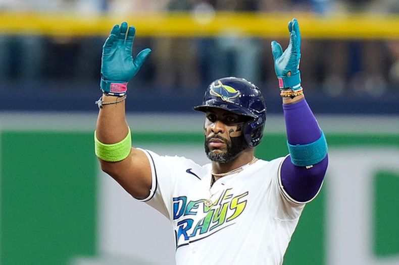 El cubano Yandy Díaz, de los Rays de Tampa Bay, celebra tras conseguir un doblete ante los Guardianes de Cleveland, el sábado 25 de julio de 2026 (AP Foto/Chris OMeara)