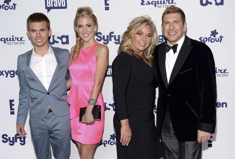 ARCHIVO - Los integrantes del programa Chrisley Knows Best --de izquierda a derecha, Chase Chrisley, Savannah Chrisley, Julie Chrisley y Todd Chrisley-- participan en el evento NBCUniversal Cable Entertainment 2014 Upfront en el Javits Center el jueves 15 de mayo de 2014, en Nueva York. (Foto de Evan Agostini/Invision/AP, archivo)