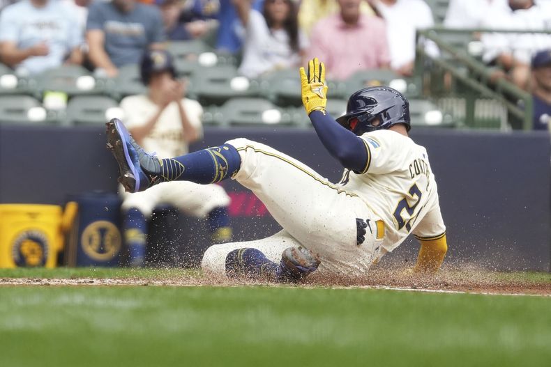William Contreras de los Cerveceros de Milwaukee se roba el plato en el tercer inning del juego ante los Gigantes de San Francisco, el jueves 29 de agosto de 2024. (AP Foto/Kenny Yoo)