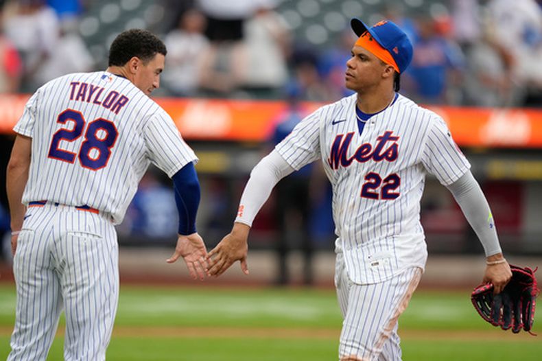 El dominicano Juan Soto y su compañero de los Mets de Nueva York Tyrone Taylor celebran tras vencer a los Reales de Kansas City el jueves 9 de julio del 2026. (AP Foto/Seth Wenig)
