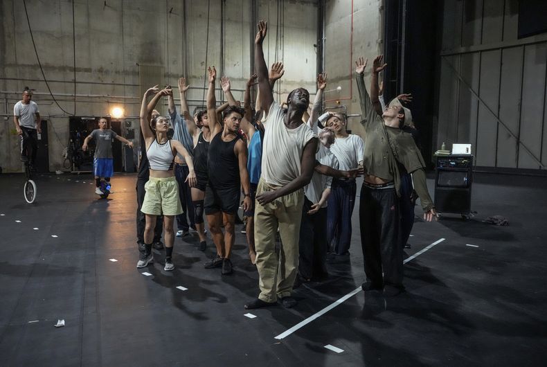 Bailarines ensayan la Danza de los Juegos en la sala de conciertos de Creteil, al este de París, el miércoles 31 de julio de 2024. Mourad Merzouki llevará la danza hip hop a los Juegos Olímpicos de París. El coreógrafo franco-argelino es el creador de la Danza de los Juegos. La exhibición de Merzouki en el Parque de Campeones de Trocadéro comienza el lunes 2 de agosto. 5, 2024. (Foto AP/Michel Euler)