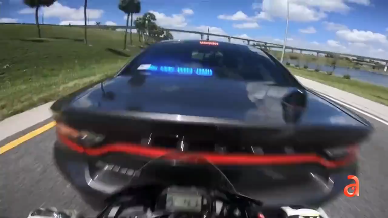 Captado en cámara: motociclista se estrella contra una patrulla de carreteras