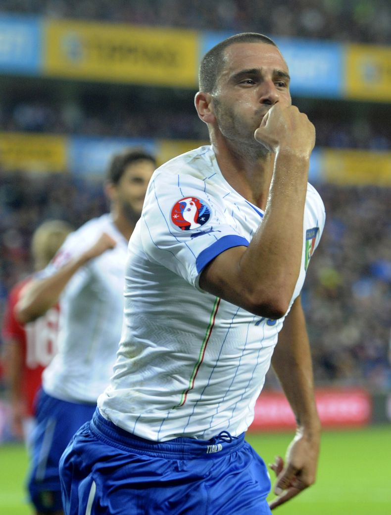 El jugador de la selecci&oacute;n de Italia, Leonardo Bonucci, festeja un gol contra Noruega en las eliminatorias de la Eurocopa el martes, 9 de septiembre de 2014, en Oslo. (AP Photo/Terje Pedersen, NTB Scanpix) NORWAY OUT