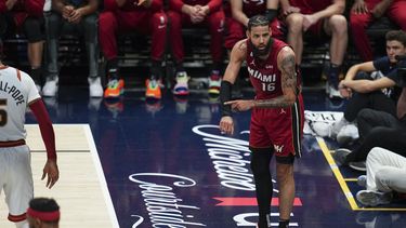 Caleb Martin, del Heat de Miami, reacciona durante el quinto partido de las Finales ante los Nuggets de Denver, el lunes 12 de junio de 2023 (AP Foto/Jack Dempsey)