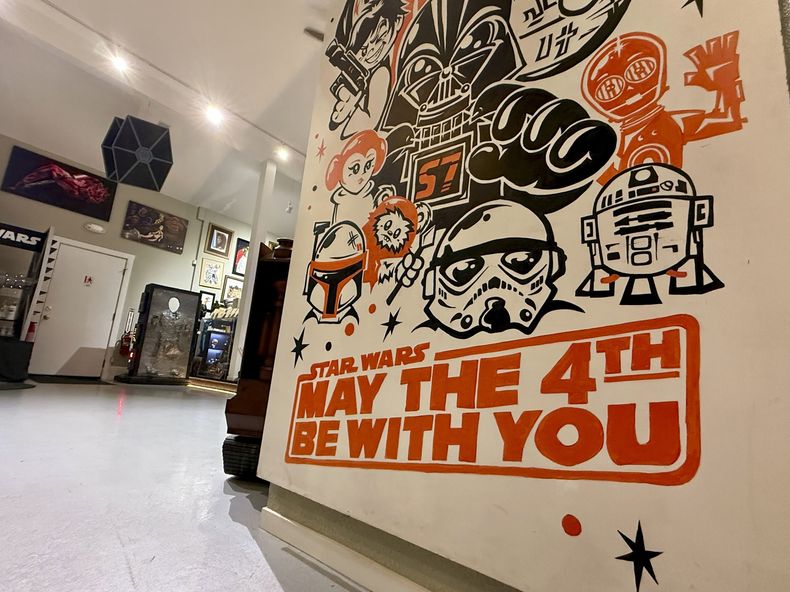 Una colección de recuerdos de Star Wars es exhibida en Rancho Obi-Wan, un museo sin fines de lucro, el jueves 1 de mayo de 2025, en Petaluma, California. El letrero dice: Que el 4 esté contigo. (AP Foto/Haven Daley)