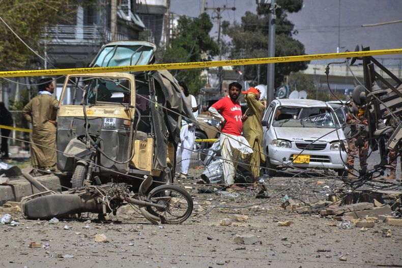 Rescatistas y agentes de seguridad examinan vehículos dañados en el lugar donde estalló un potente coche bomba en Quetta, Pakistán, el martes 30 de septiembre de 2025. (AP Foto/Arshad Butt)