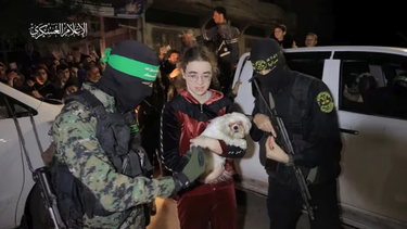 hamas libera a otros 12 rehenes e israel a 30 prisioneros palestinos durante la tregua