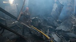 Un hombre camina por un mercado dañado por un ataque ruso en Zaporiyia, Ucrania, el sábado 26 de septiembre de 2026. (AP Foto/Kateryna Klochko)