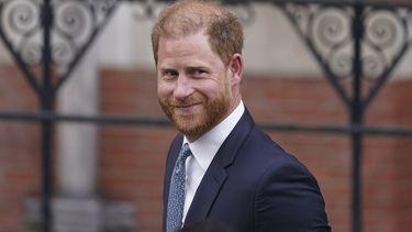 El príncipe Enrique de Gran Bretaña mira a los medios de comunicación al salir de los Tribunales Reales de Justicia en Londres, el martes 8 de abril de 2025. (Foto AP/Alberto Pezzali)
