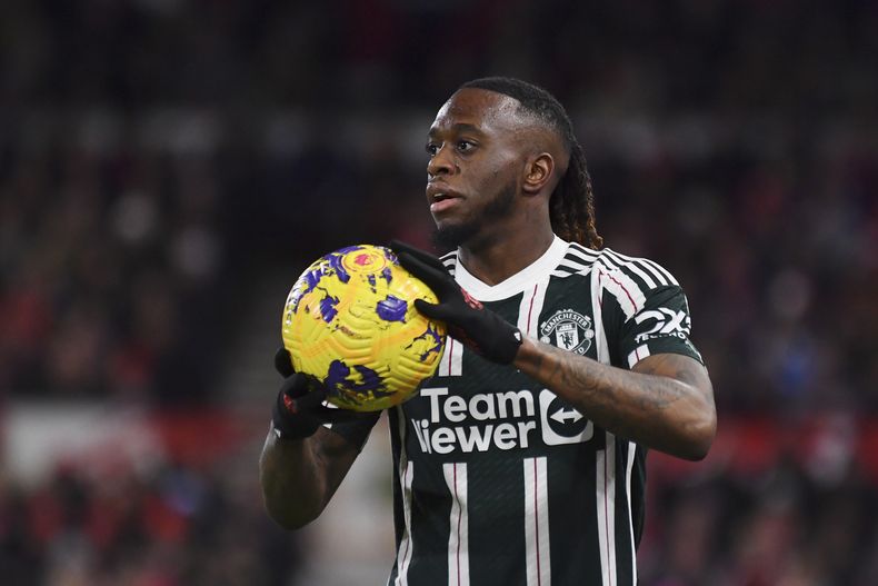 ARCHIVO - Aaron Wan-Bissaka, del Manchester United, sostiene el balón durante el partido de fútbol de la Liga Premier inglesa entre el Nottingham Forest y el Manchester United en el City Ground de Nottingham, Inglaterra, el sábado 30 de diciembre de 2023. (AP Foto/Rui Vieira, Archivo)
