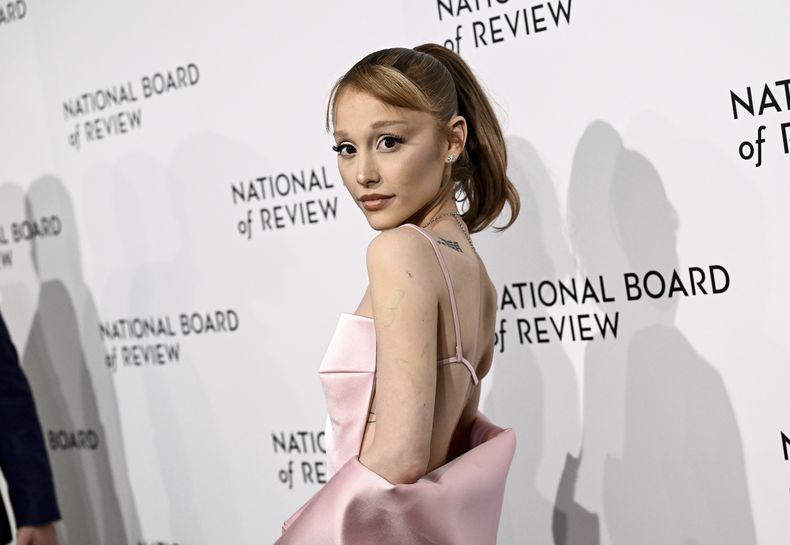 Ariana Grande asiste a la gala de los Pemios NBR en Cipriani 42nd Street el martes 7 de enero de 2025 en Nueva York. (Foto Evan Agostini/Invision/AP)