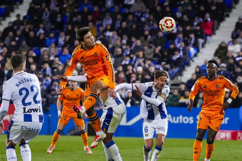 Gonzalo García se eleva para anotar de cabeza el gol del Real Madrid para la victoria 3-2 ante Leganés en los cuartos de final de la Copa del Rey, el miércoles 5 de febrero de 2025. (AP Foto/Manu Fernández)