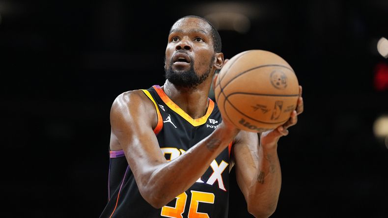 ARCHIVO - Foto del 7 de mayo del 2023, el alero de los Suns de Phoenix Kevin Durant en el juego 4 de la segunda ronda de los playoffs ante los Nuggets de Denver. (AP Foto/Matt York, File)