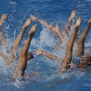 El equipo colombiano de natación artística compite en la final de los Juegos Centroamericanos y del Caribe en San Salvador, el lunes 26 de junio de 2023 (AP Foto/Arnulfo Franco)