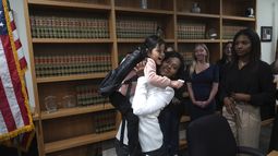 Deysi Vargas carga a su hija de 4 años, que padece síndrome de intestino corto, en una conferencia de prensa en Los Ángeles, el miércoles 28 de mayo de 2025, después de que se les canceló su permiso condicional humanitario y se les ordenó que se autodeportaran. (AP Foto/Jae C. Hong)
