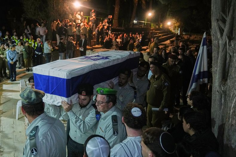 Soldados israelíes llevan el ataúd del capitán Daniel Peretz, rehén asesinado, durante su funeral en el cementerio militar del monte Herzl, en Jerusalén, el miércoles 15 de octubre de 2025. (AP Foto/Francisco Seco)