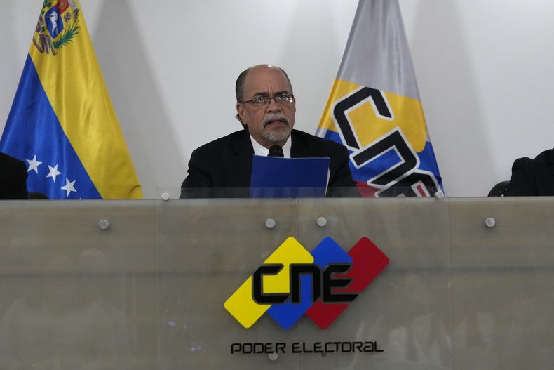 Pedro Calzadilla, presidente del Consejo Nacional Electoral (CNE), en el centro, anuncia la renuncia de miembros de la junta del consejo en Caracas, Venezuela, el jueves 15 de junio de 2023. (AP Foto/Ariana Cubillos)