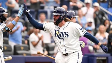 Ryan Vilade, derecha, de los Rays de Tampa Bay, celebra después de batear un jonrón de tres carreras durante la séptima entrada del juego de béisbol de Grandes Ligas contra los Marineros de Seattle el sábado 11 de julio de 2026, en San Petersburgo, Florida. (AP Foto/Jason Behnken)