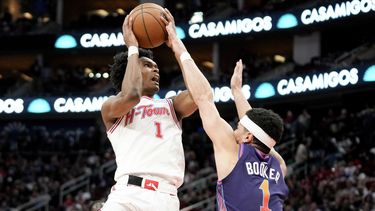 Amen Thompson, izquierda, de los Rockers de Houston, dispara mientras que Devin Booker, de los Suns de Phoenix, defiende durante la segunda mitad del juego de baloncesto de la NBA, el viernes 23 de febrero de 2024, en Houston. (AP Foto/Eric Christian Smith)