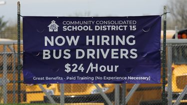 ARCHIVO - Un anuncio de oferta de empleo de conductores de autobús es mostrado en Palatine, Illinois, el miércoles 19 de abril de 2023. (AP Foto/Nam Y. Huh, archivo)