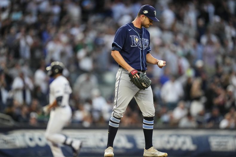Shane McClanahan abridor de los Rays de Tampa Bay reacciona luego de conceder un cuadrangular ante Giancarlo Stanton de los Yanquis de Nueva York en el tercer episodio del juego en Nueva York. Miércoles 2 de agosto de 2023. (AP Foto/Frank Franklin II)