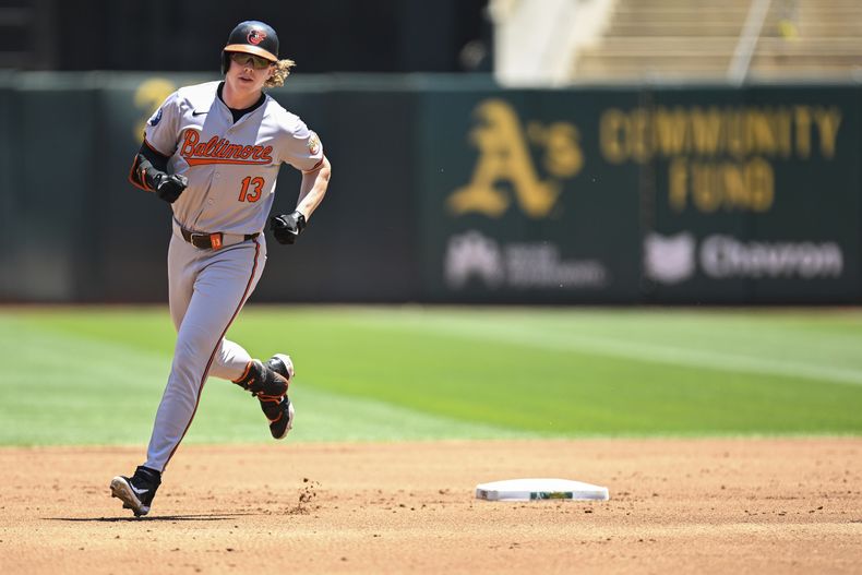 Heston Kjerstad, de los Orioles de Baltimore, recorre las bases después de batear un cuadrangular de tres carreras en contra de los Atléticos de Oakland durante la primera entrada del juego de béisbol del domingo 7 de julio de 2024, en Oakland, California. (AP Foto/Eakin Howard)