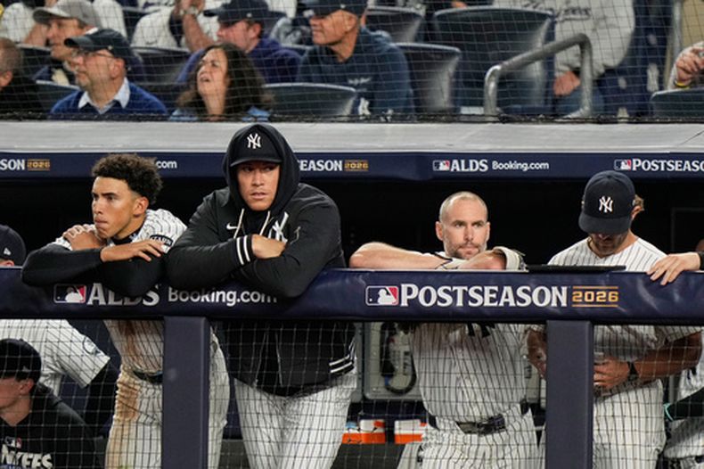 Los jugadores de los Yankees de Nueva York durante el séptimo inning del tercer juego de la serie divisional de la Liga Americana contra los Rays de Tampa Bay, el miércoles 7 de octubre de 2026, en Nueva York. (AP Foto/Seth Wenig)