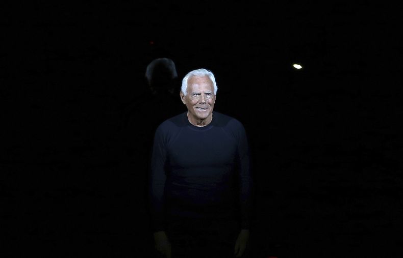 ARCHIVO - El diseñador de moda italiano Giorgio Armani recibe una ovación al final del desfile de su colección para caballeros Otoño-Invierno 2014 de Emporio Armani, parte de la Semana de la Moda de Milán, presentada en Milán, Italia, el 13 de enero de 2014. (Foto AP/Antonio Calanni, archivo)