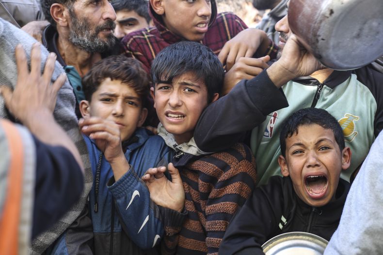 Palestinos esperan para recibir comida en Rafa, en la Franja de Gaza, el 30 de noviembre, durante la tregua temporal en la guerra entre Israel y Hamás. (AP Foto/Hatem Ali)
