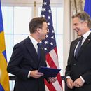 El secretario de Estado de EEUU, Antony Blinken, a la derecha, junto al primer ministro sueco, Ulf Kristersson, antes de oficializar la adhesión de Suecia a la OTAN en la Sala Benjamin Franklin del Departamento de Estado, el jueves 7 de marzo de 2024, en Washington. (Foto AP/Jess Rapfogel)
