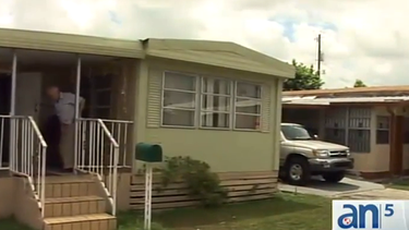 americateve | Los residentes de un parque de casas móviles en el oeste de Hialeah dicen estar desesperados ya que no tienen luz eléctrica desde hace un mes.