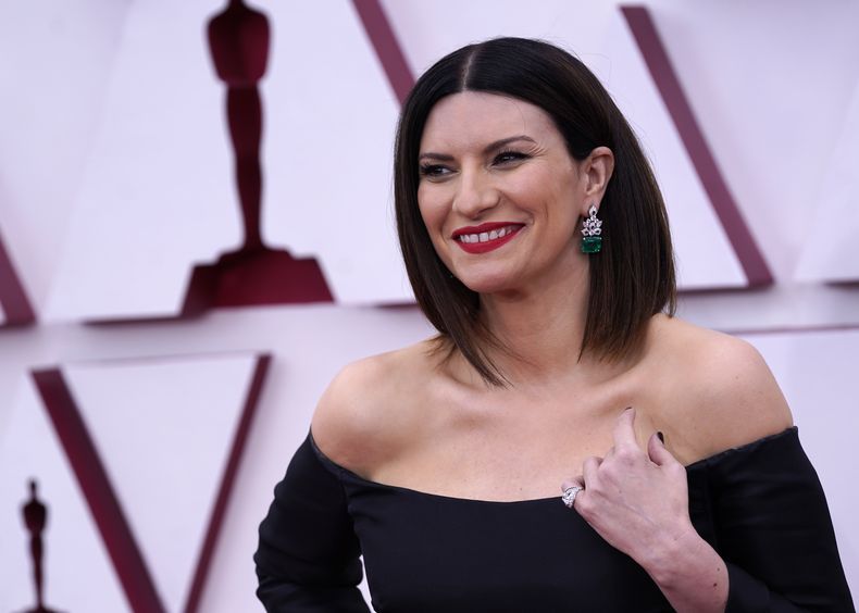ARCHIVO - Laura Pausini llega a los Oscar el domingo 25 de abril de 2021, en Union Station en Los Ángeles. (Foto AP/Chris Pizzello, Pool, archivo)