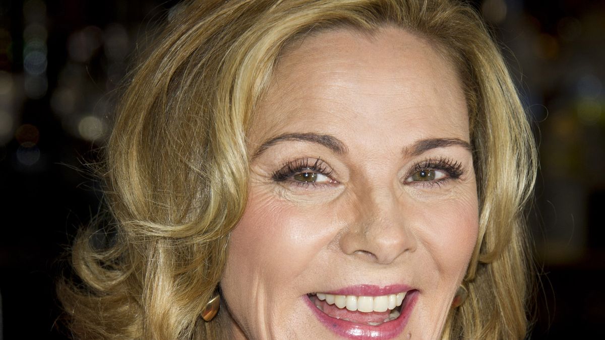Por enfermedad, Kim Cattrall se retira de obra en Londres
