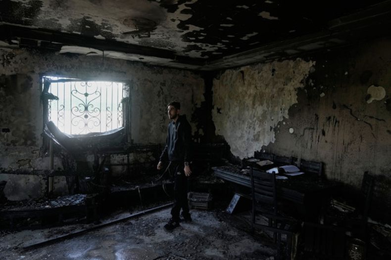 Una casa dañada por violencia de colonos israelíes en Deir al-Hatab, Cisjordania, el 23 de marzo del 2026. (AP foto/Majdi Mohammed)