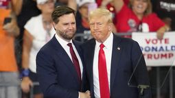 El candidato republicano a la vicepresidencia, el senador republicano por Ohio JD Vance, a la izquierda, y el candidato republicano a la presidencia, el expresidente Donald Trump, se dan la mano en un acto de campaña en la Universidad Estatal de Georgia, en Atlanta, el sábado 3 de agosto de 2024. (Foto AP/Ben Gray)
