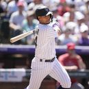 El venezolano de los Rockies de Colorado Ezequiel Tovar le da seguimiento a su remolcador sencillo frente a los Angelinos de Los Ángeles el domingo 25 de junio del 2023. (AP Foto/David Zalubowski)