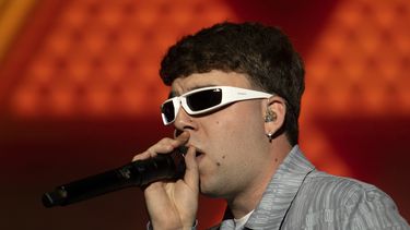 ARCHIVO - Quevedo actúa durante el festival de música Coca-Colca Flow en la Ciudad de México, el domingo 26 de noviembre de 2023. (Foto AP/Alejandro Godinez, archivo)