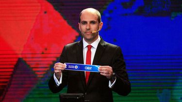 ARCHIVO - Sergio Jadue, presidente de la Asociación Nacional de Fútbol Profesional de Chile, muestra una papeleta con el nombre de Chile durante el sorteo para la Copa América 2015, e 24 de noviembre de 2014, en Viña del Mar. (AP Foto/Luis Hidalgo)