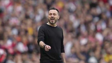 ARCHIVO - El entrenador de Brighton Roberto De Zerbi da instrucciones en el partido de fútbol de la Liga Premier de Inglaterra entre Arsenal y Brighton y Hove Albion en el estadio Emirates, en Londres, el domingo 14 de mayo de 2023. Bajo amenaza de perder sus lugares en competencias en Europa, Brighton, Toulouse y Aston Villa fueron autorizados por UEFA para jugar la siguiente temporada, a pesar de que sus propietarios estén ligados con otros equipos que clasificaron, incluido el AC Milan. (AP Foto/Kirsty Wigglesworth, Archivo)
