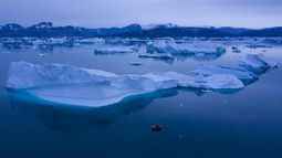 ARCHIVO - Un barco navega cerca de Kulusuk, en el este de Groenlandia, el 15 de agosto de 2019. (AP Foto/Felipe Dana, Archivo)