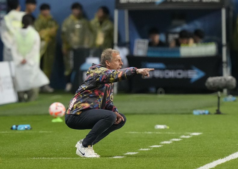 El técnico de Corea del Sur Jurgen Klinsmann durante un partido amistoso ante El Salvador, en Daejeon, el martes 20 de junio de 2023. (AP Foto/Ahn Young-joon)