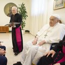 El papa Francisco recibe al vicepresidente de Estados Unidos, JD Vance, izquierda, antes de pronunciar la bendición Urbi et Orbi (A la ciudad y al mundo, en latín) al final de la misa de Pascua presidida por el cardenal Angelo Comastri en la Plaza de San Pedro, en el Vaticano, el domingo 20 de abril de 2025. En el centro, el regente de la casa pontificia, el obispo Leonardo Sapienza. (Vatican Media vía AP, HO)