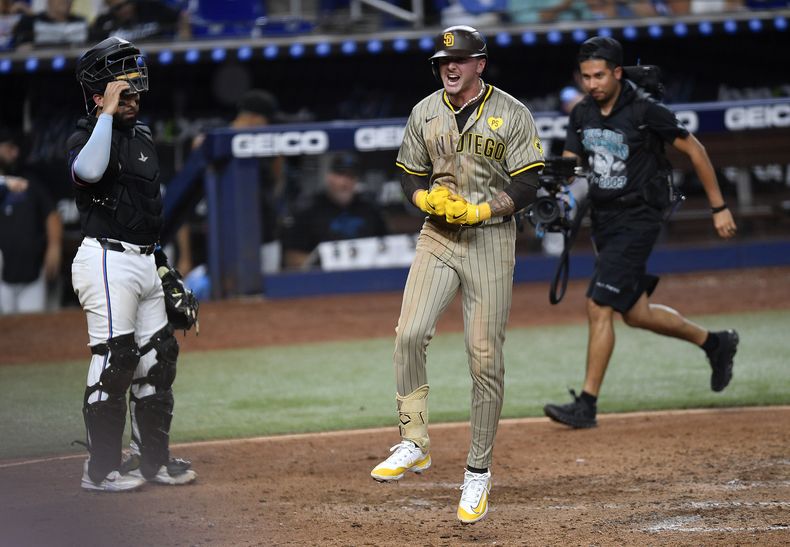 Jackson Merrill, de los Padres de San Diego, celebra después de batear jonrón durante la 9na entrada del juego de béisbol en contra de los Marlins de Miami, el viernes 9 de agosto, en Miami. (AP Foto/Michael Laughlin)