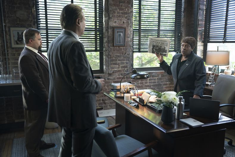 Esta imagen difundida por Paramount Pictures muestra a Paul Walter Hauser, de izquierda a derecha, Liam Neeson y CCH Pounder en una escena de The Naked Gun. (Frank Masi/Paramount Pictures via AP)